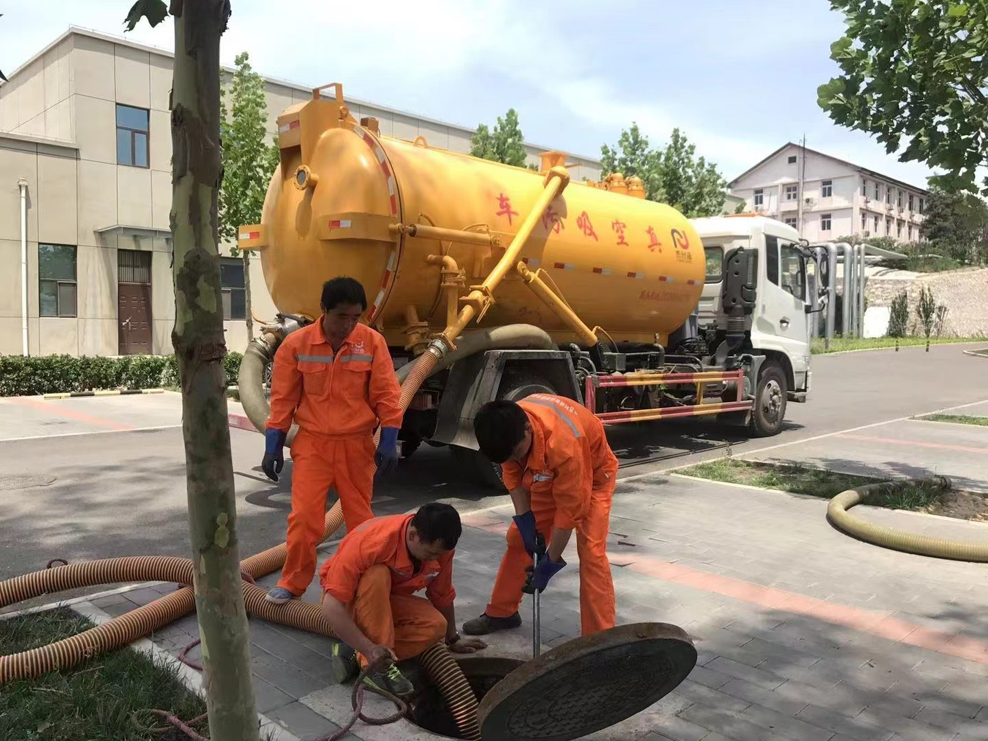 达孜管道疏通车停在窨井附近