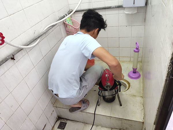 达孜管道堵塞冒臭气 专业师傅现场解决问题