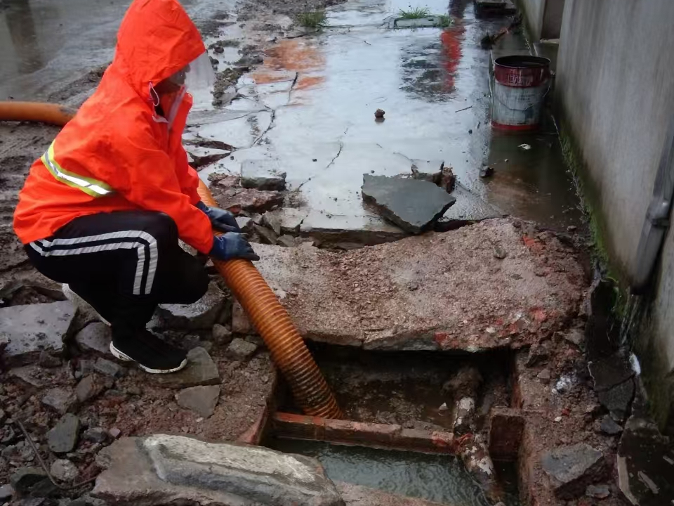 达孜专业清理污水池 炜誉市政以规范流程守护城市 “肠道”